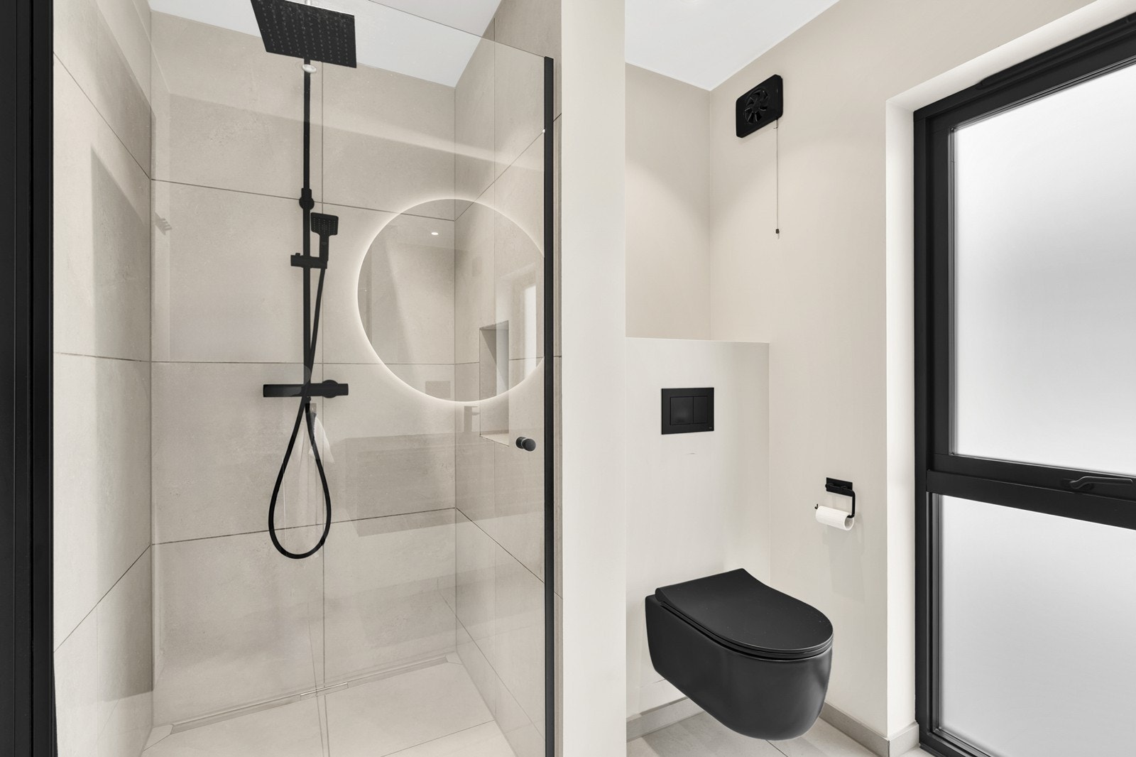 Rommet er innredet med baderomsinnredning med servant, vegghengt toalett, og dusjhjørne. Galleribilde