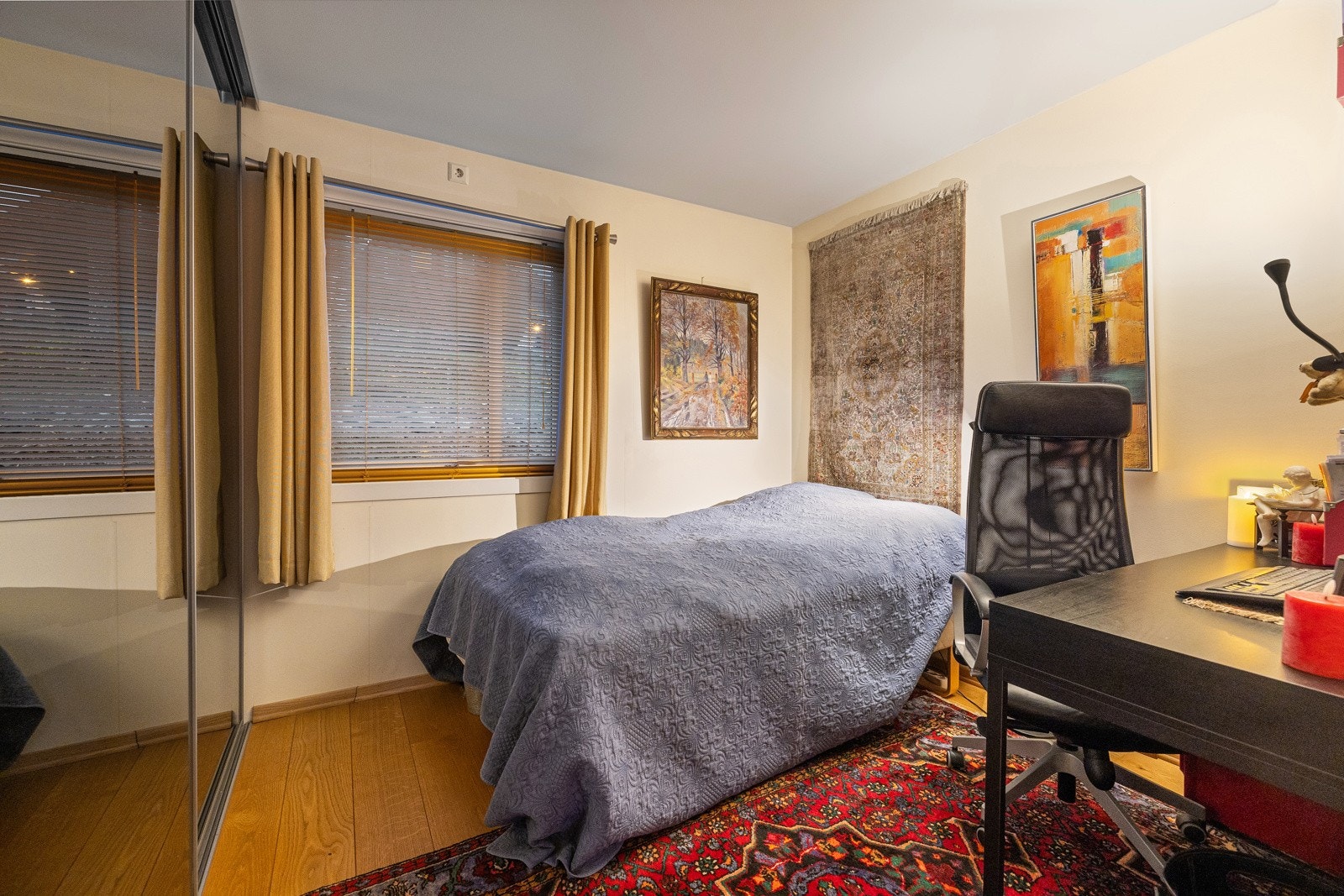 Svært god skapplass i den flotte plassbygde garderobeløsningen. Galleribilde