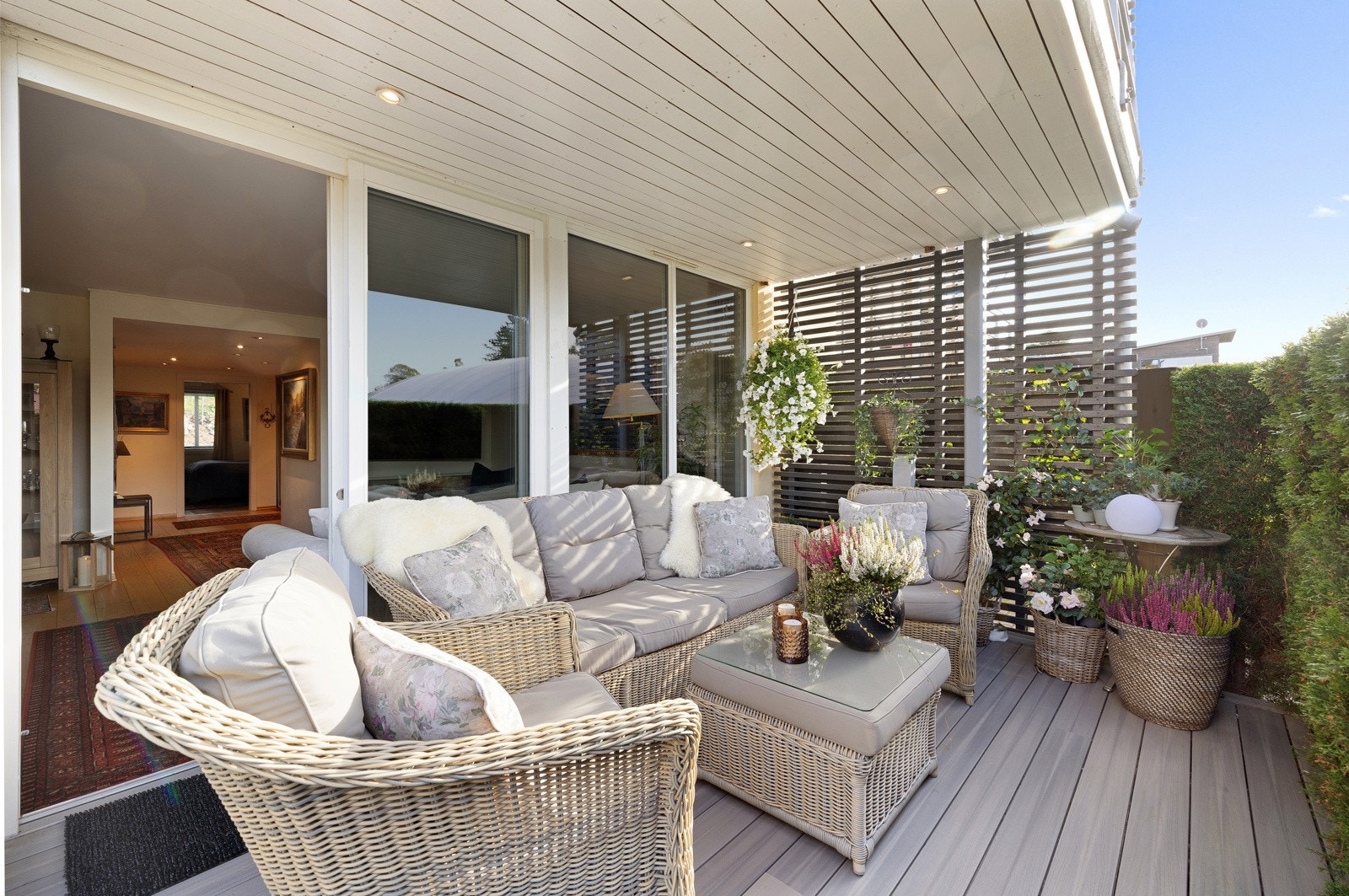 Usjenert og solrik terrasse. Galleribilde