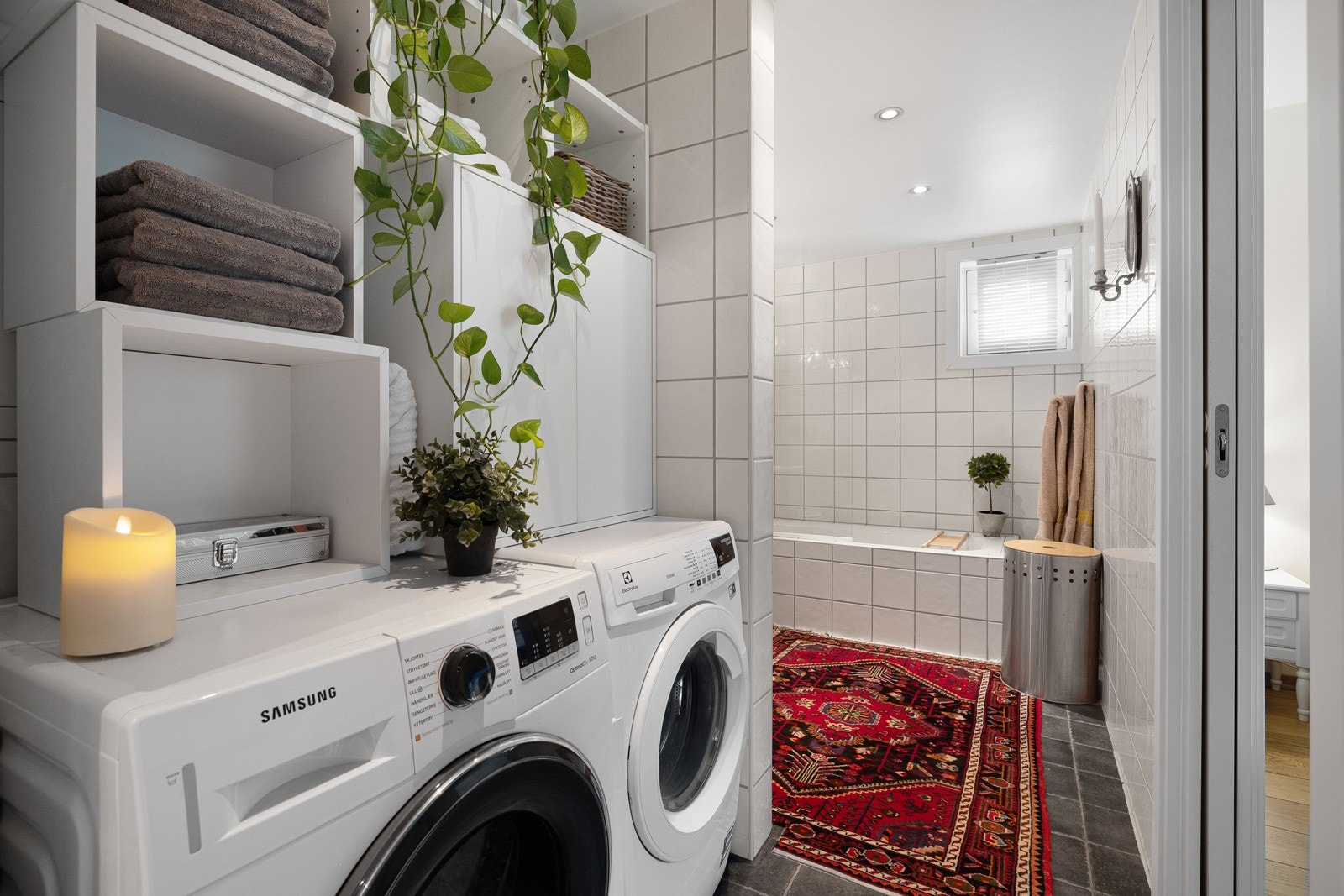 Badet inneholder badekar med dusjløsning, toalett og servant med speil. Det er opplegg for vaskemaskin og tørketrommel. Galleribilde