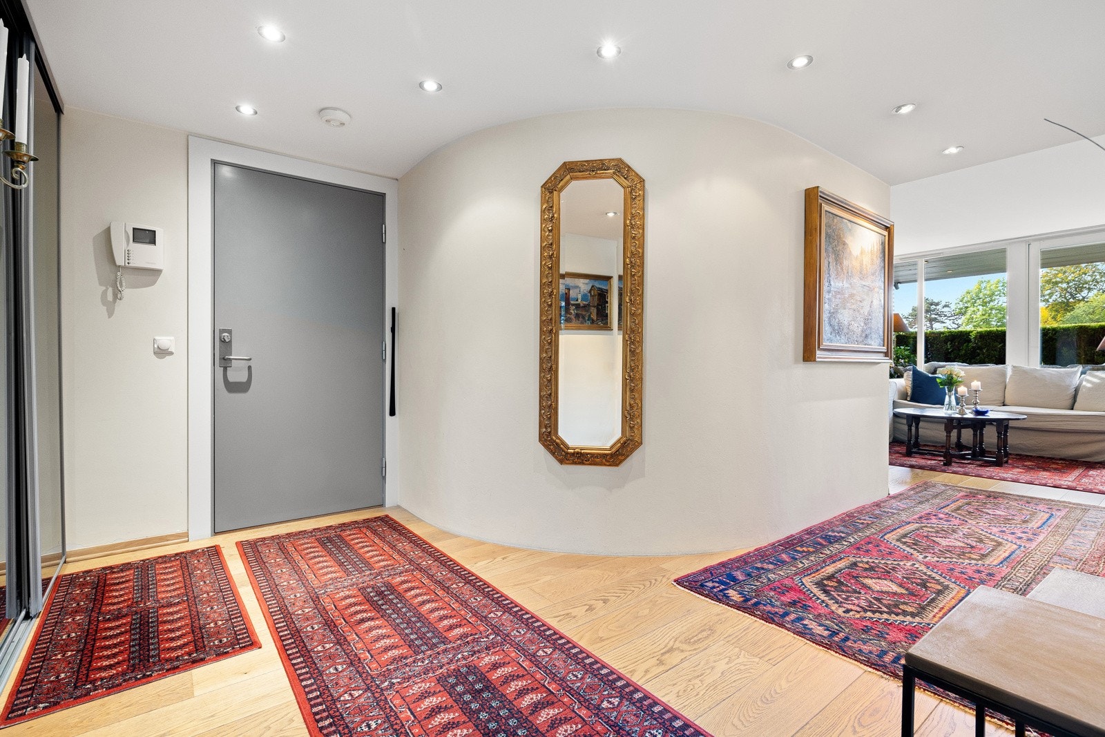 Lys entré med god plass til å henge fra seg ytterklær og sette fra seg sko. Galleribilde