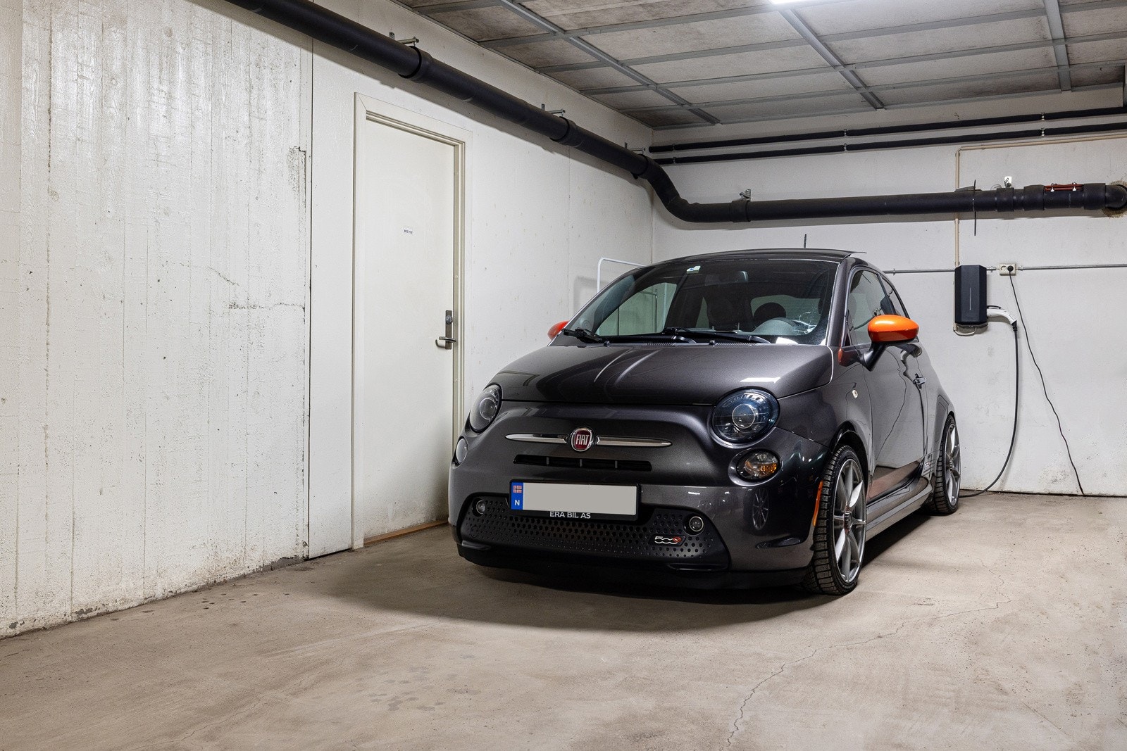 Parkeringsplass i felles garasjeanlegg med adkomst via heis. Lader for el-bil er montert. Stor og praktisk bod rett ved parkeringsplassen. Galleribilde