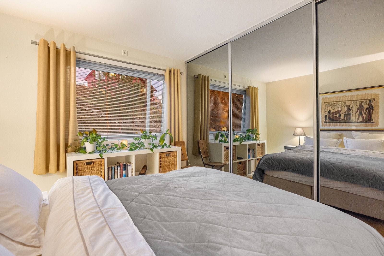 Rommet kan enkelt møbleres med stor dobbeltseng, nattbord og kommoder. Soverommet har også egen en-suite bad. Galleribilde