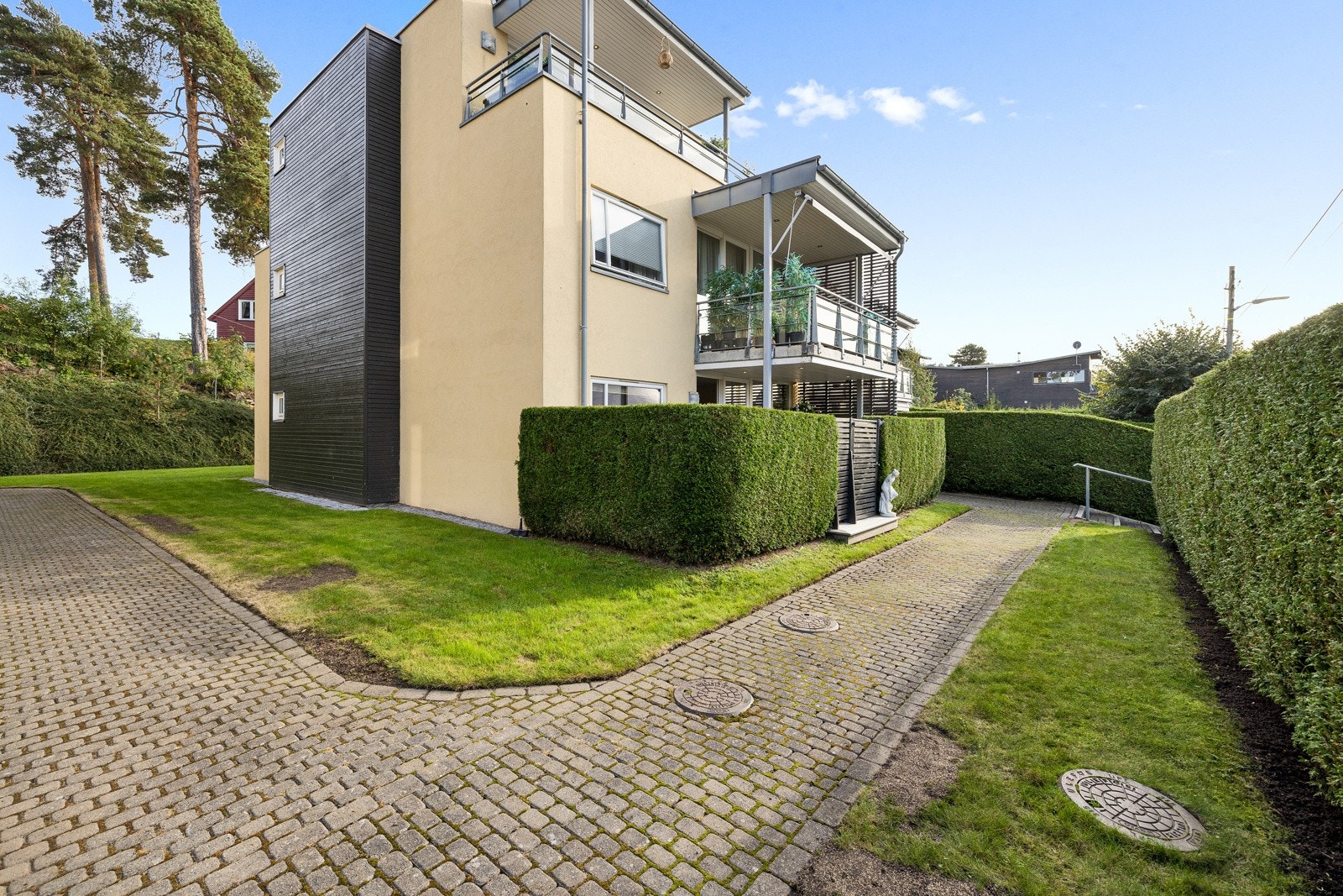 Denne eiendommen ligger ca. 500 meter fra sjøen, i et umåtelig attraktivt og sentralt område, nært skoler, offentlig kommunikasjon og gode servicetilbud. Galleribilde