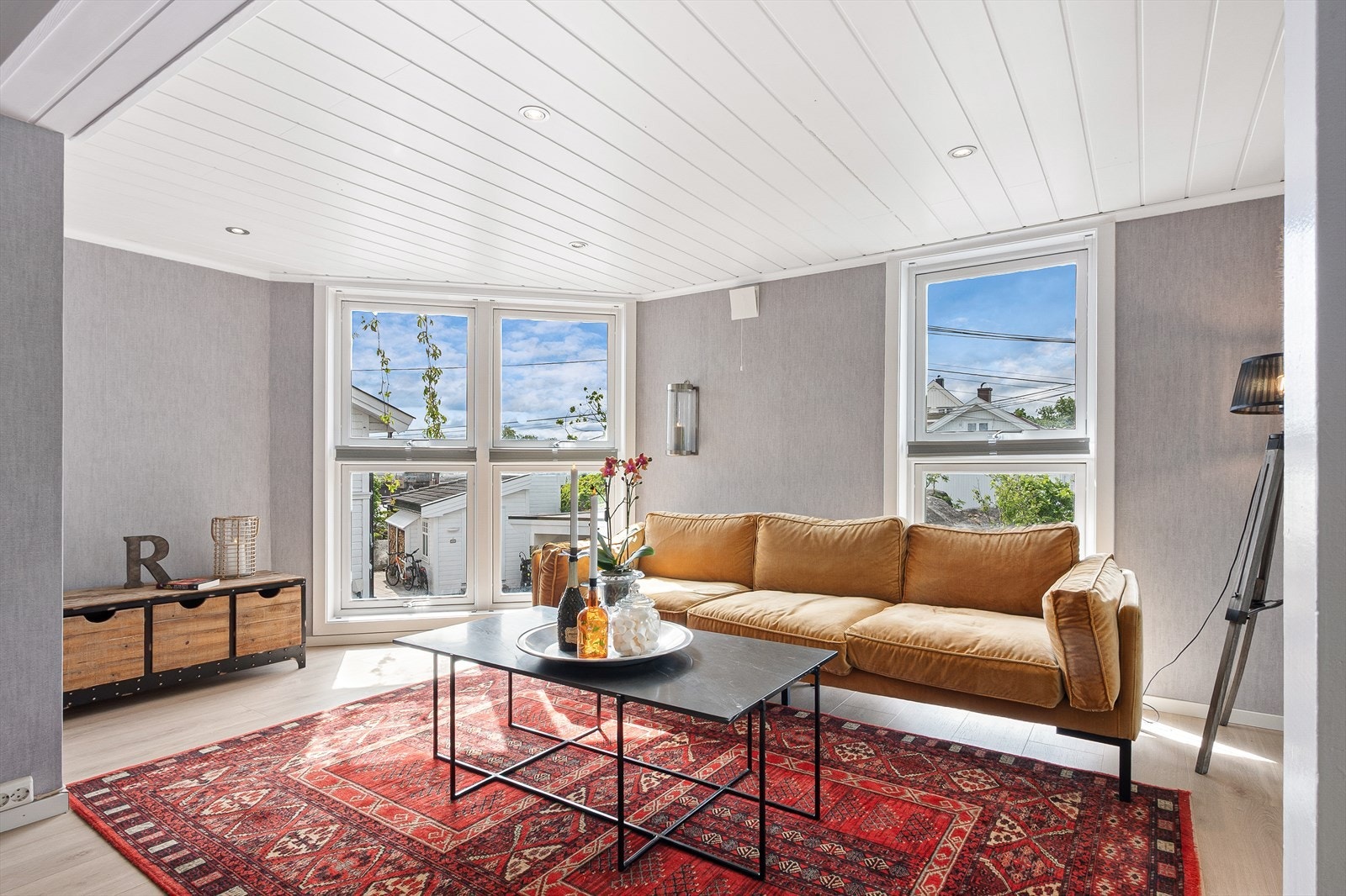 Lys stue med store vindusflater og god romfølelse Galleribilde