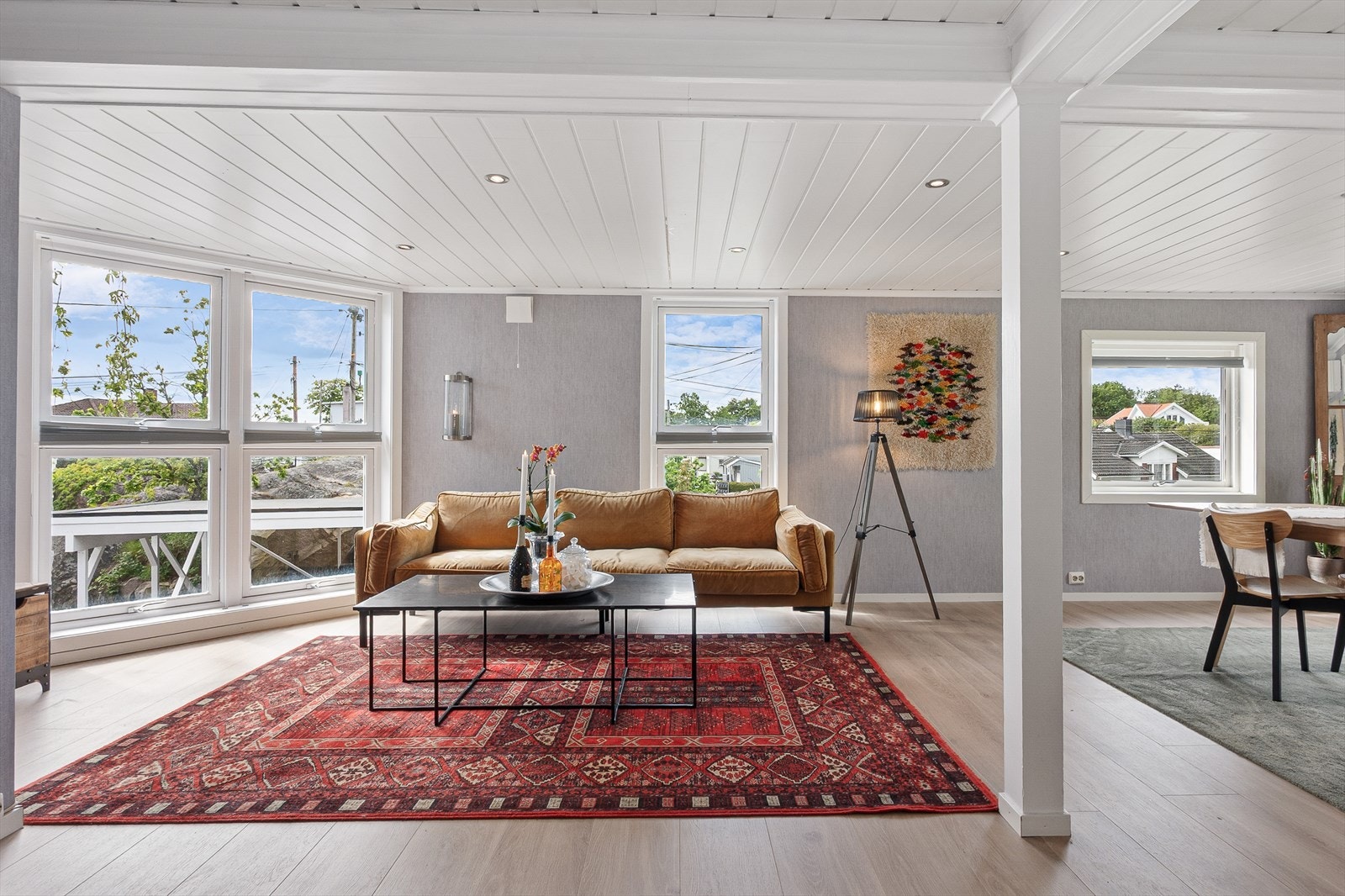 Stuen har god størrelse og mye vindusflater som slipper inn mye naturlig lys Galleribilde