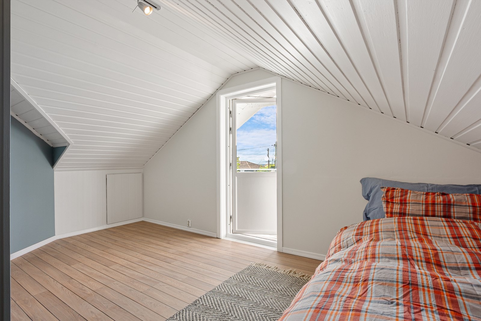 Fra oppholdsrommet er det utgang til vestvendt veranda Galleribilde