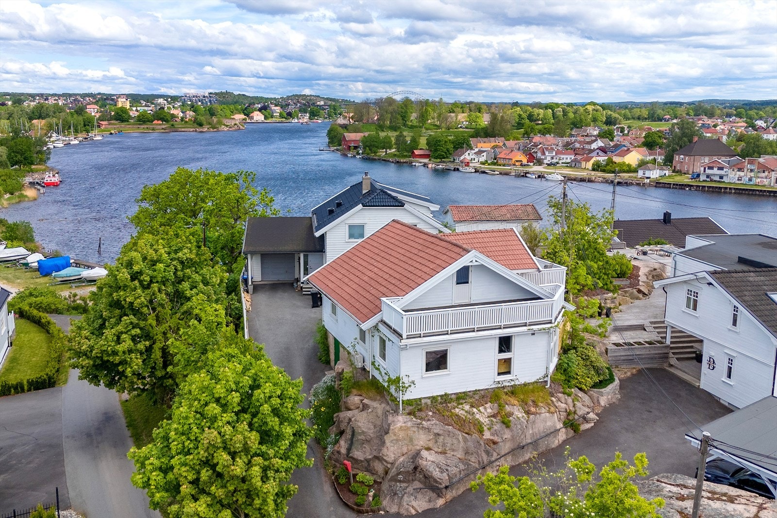 Oversiktlig tomt og lite vedlikehold - godt egnet for deg som ønsker det lettstelt Galleribilde