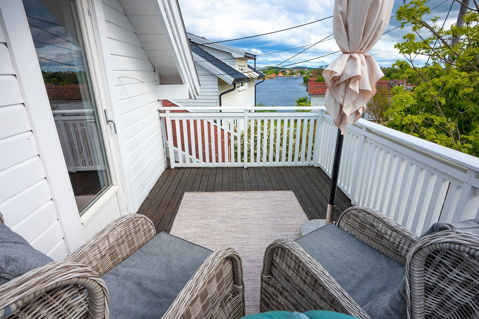 Østvendt balkong med utsyn mot elven og nærområdet Galleribilde