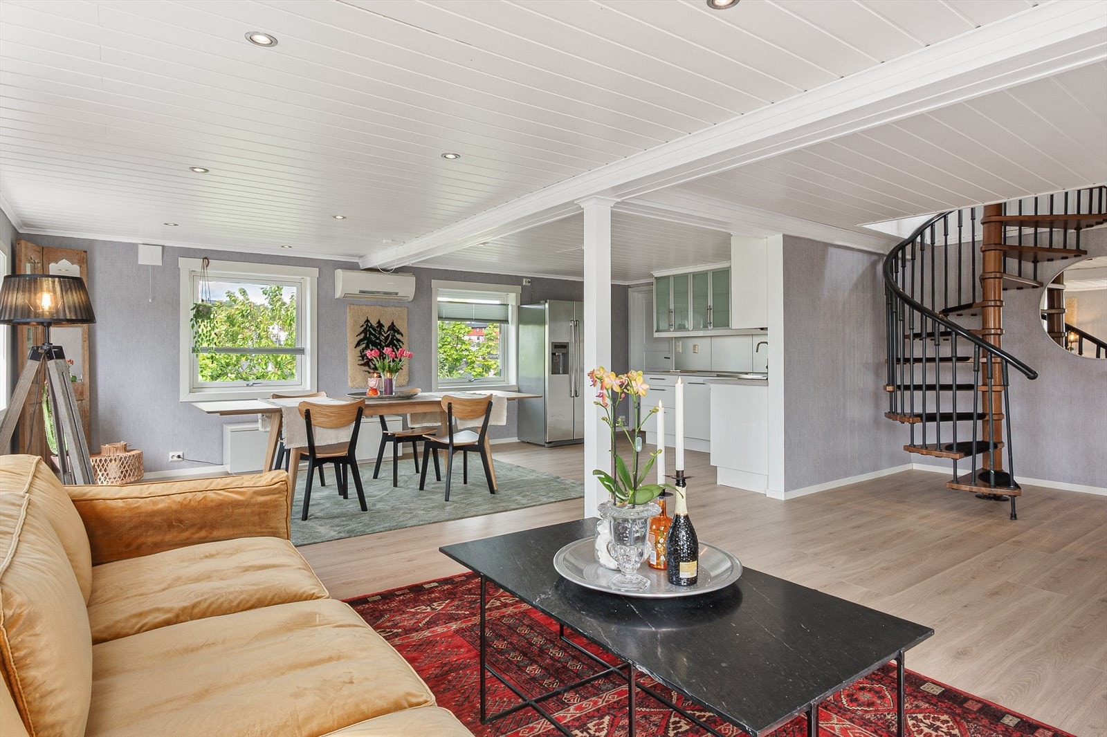 Åpen løsning mellom stue, spisestue og kjøkken gir en romslig og sosial atmosfære Galleribilde