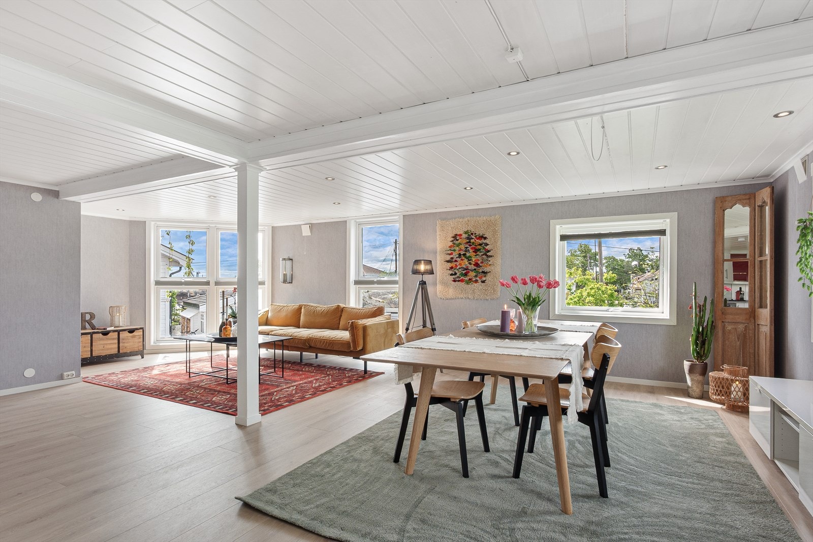 Rommet er lett å møblere og fungerer godt både til hverdag og gjester Galleribilde