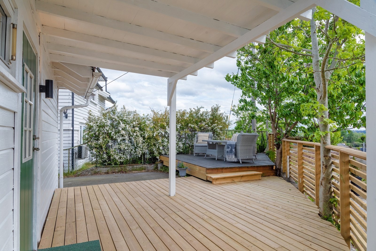 Romslig terrasse ved inngangspartiet - god plass til både sittegruppe og grill Galleribilde