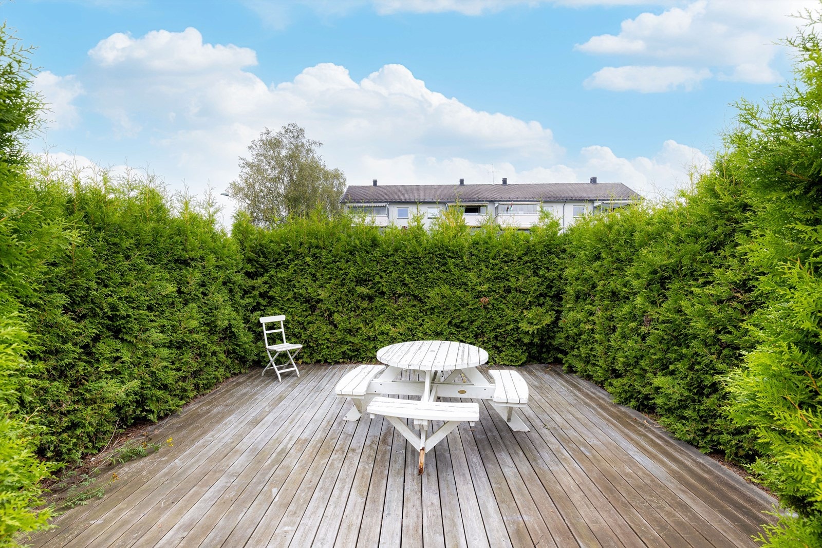 Borettslagets fellesområde er pent opparbeidet med plen, busker og sittegrupper som fritt kan brukes av beboerne. Galleribilde