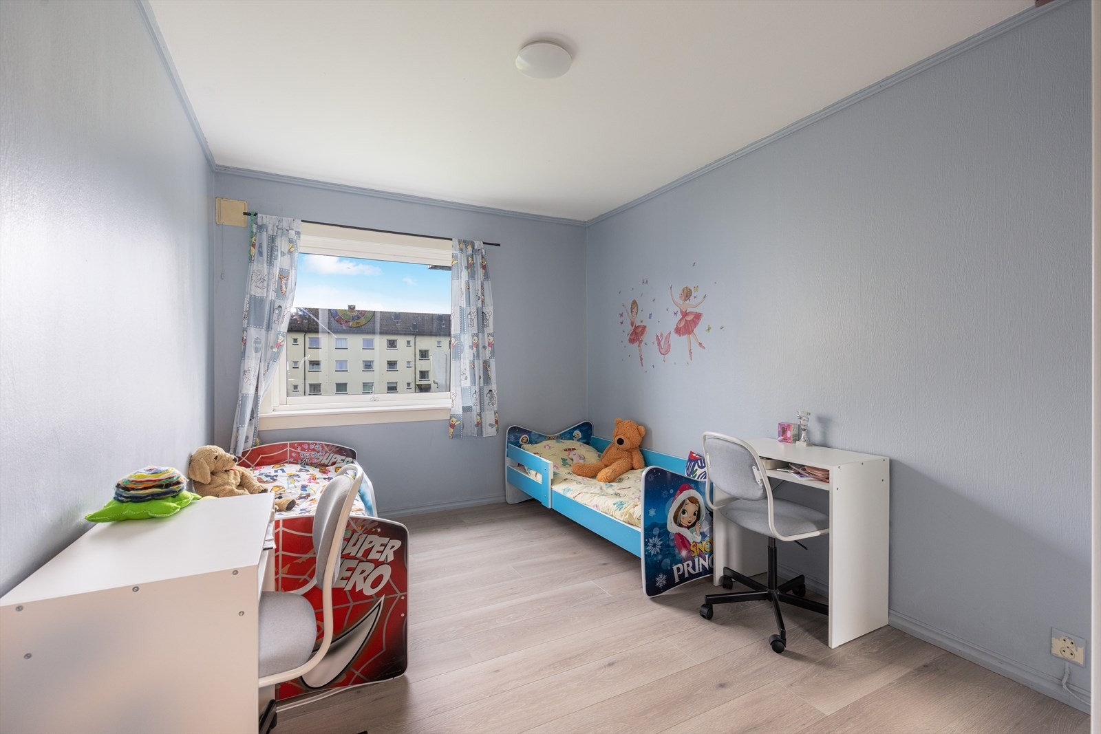 Soverom 2 med god plass til seng og garderobeløsning. Galleribilde