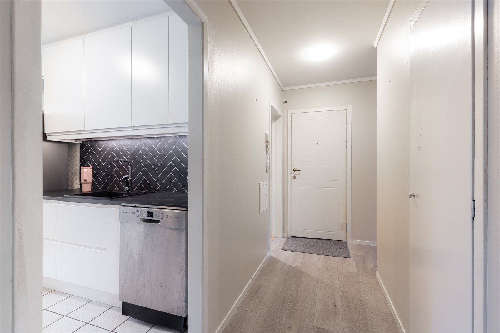 Lys og hyggelig entre med en praktisk bod Galleribilde