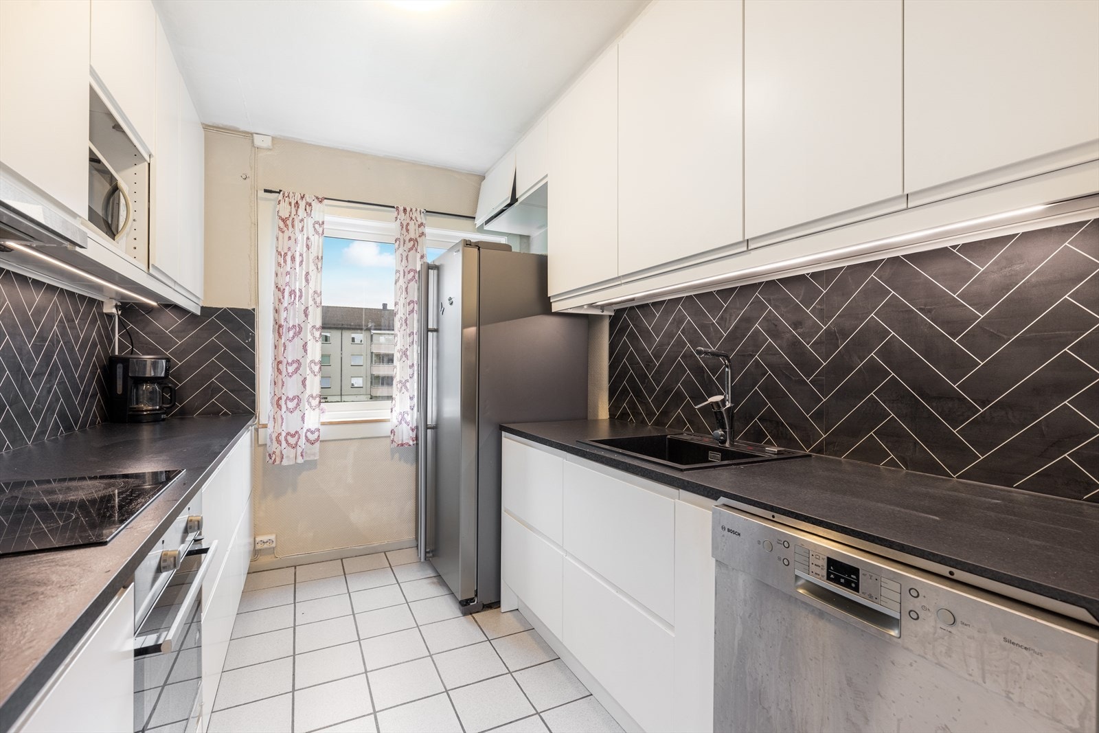 Ny kjøkkeninnredning fra Epoq i 2023 - Eier har kjøpt inn deksel for å integrere oppvaskmaskin Galleribilde