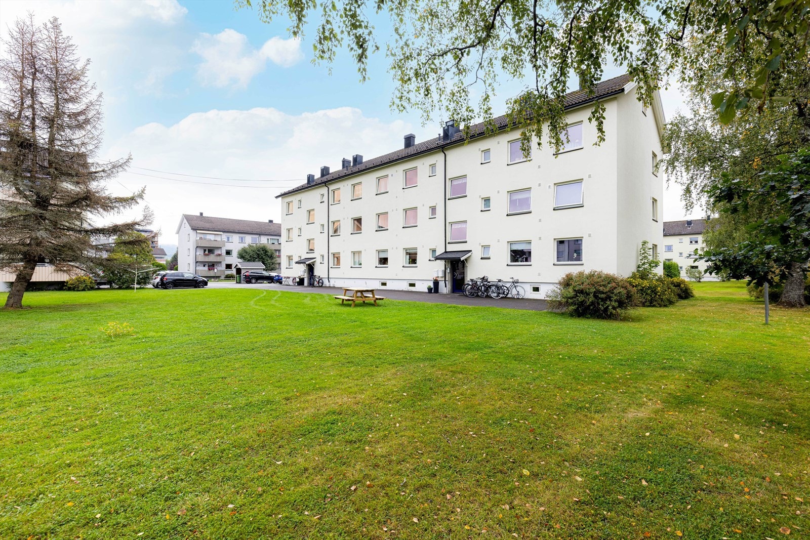 Det er felles parkering for beboerne på utsiden av blokka. Det er lagt opp til lading av EL-bil på parkeringen. Galleribilde