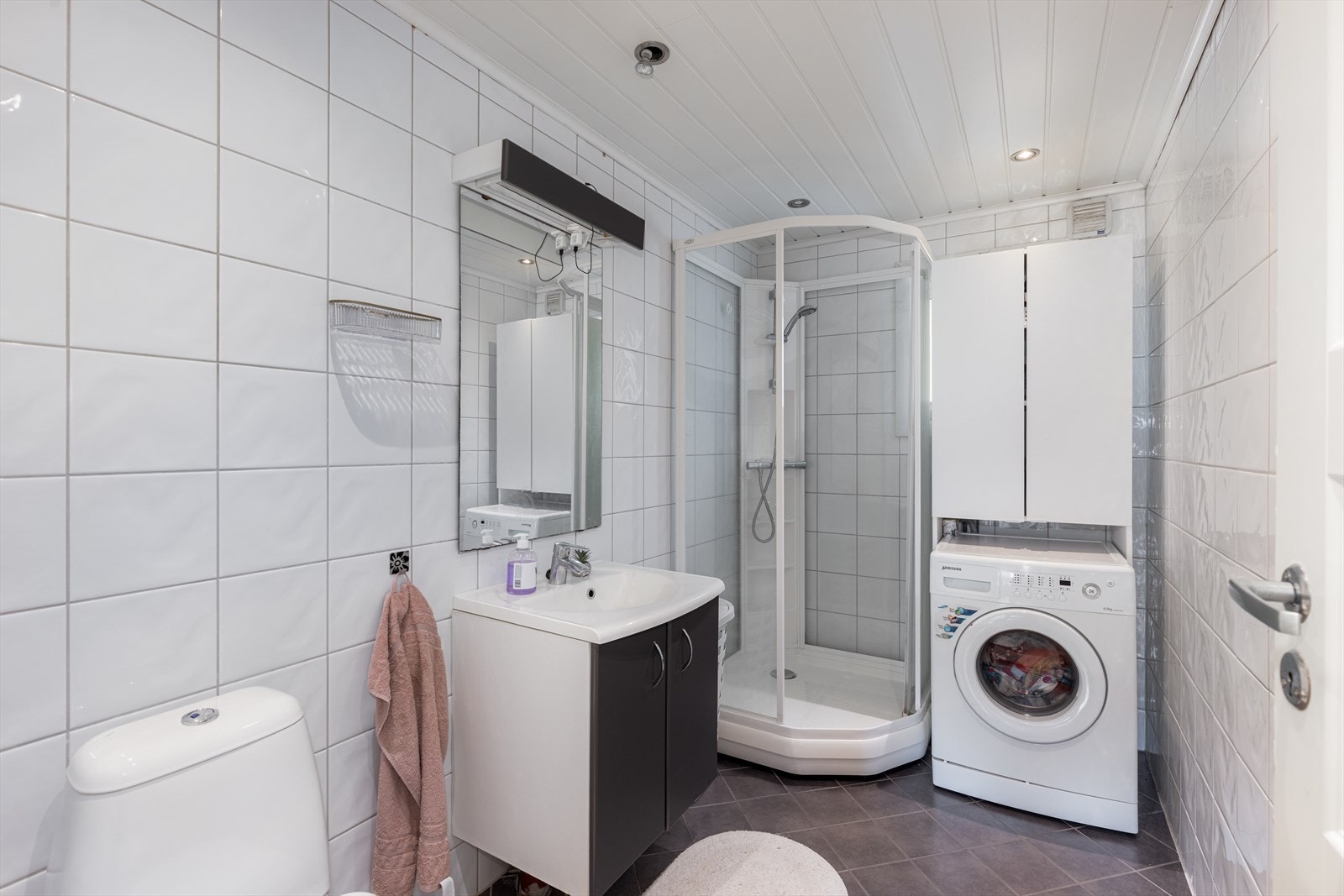 Delikat bad som er pusset opp i regi av borettslaget i 2008-2010. Badet er flislagt med varmekabler i gulv. Galleribilde