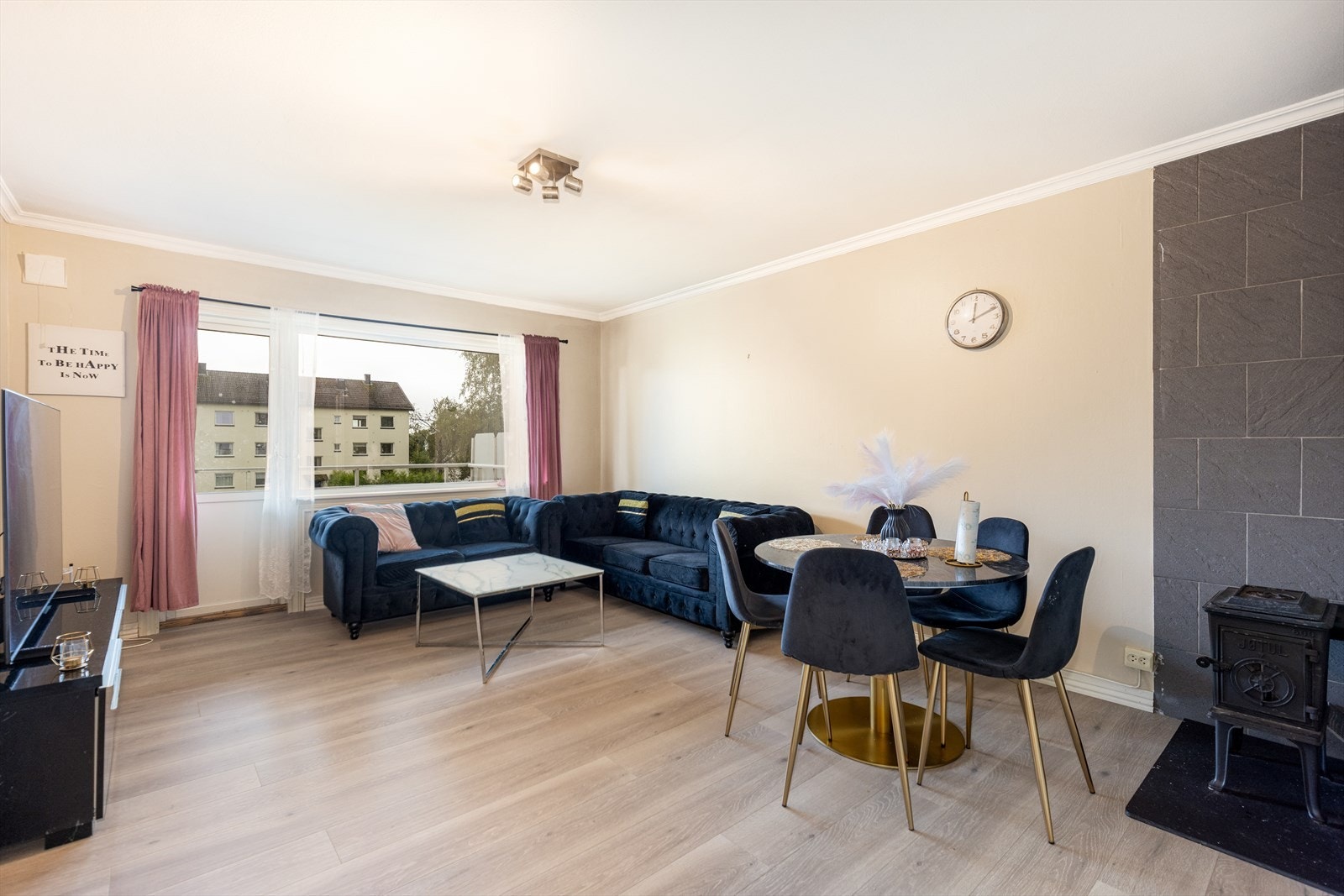 I stuen er det en lukket vedovn som gir lun og god varme. Store vindusflater som slipper inn godt med naturlig lys. Galleribilde