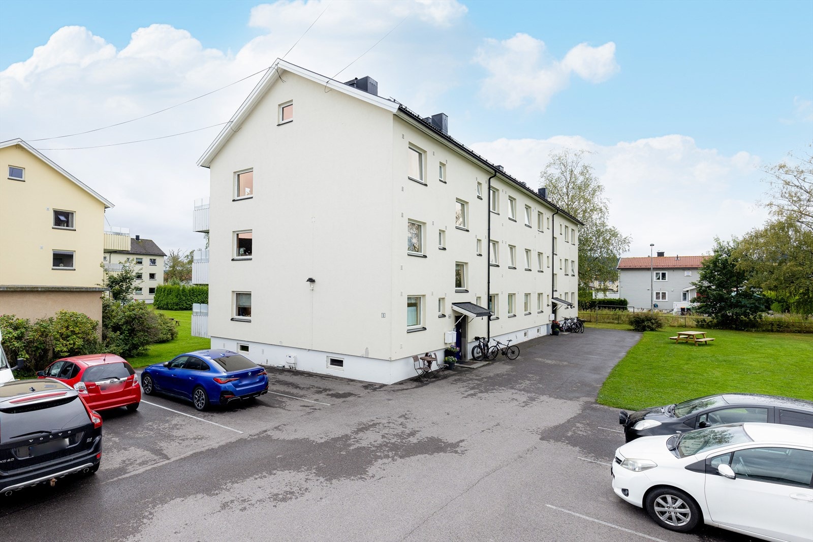 Fra inngang til leiligheten med biloppstillingsplasser og ladestasjoner for el-bil Galleribilde