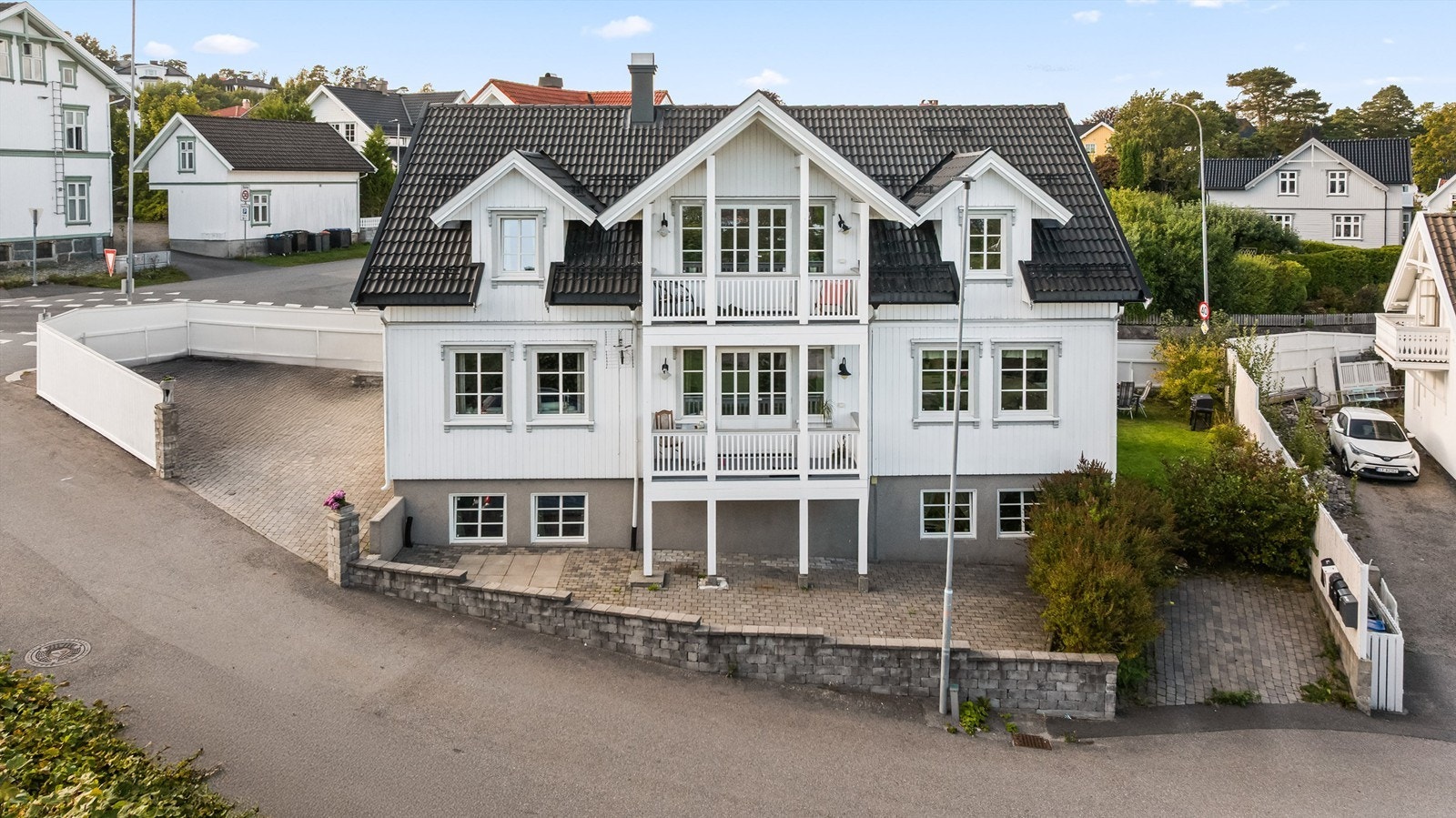 Boligens tomt er meget lettstelt og pent opparbeidet. Her finnes det rikelig med både parkeringsplasser og fine utearealer. Galleribilde