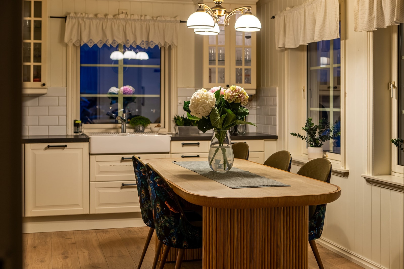 Kjøkkenet har også god plass til eget spisebord. Velkommen til bords. Galleribilde