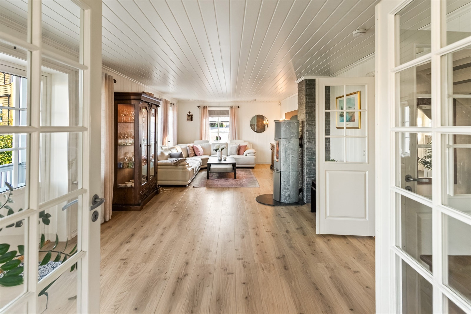 Boligen ble oppført i 2012 og kombinerer moderne komfort med klassisk villapreg og en gjennomgående god standard. Galleribilde