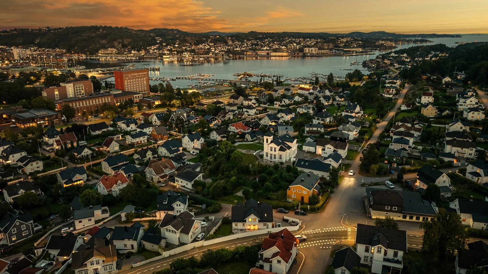 Eiendommen ligger i et eldre boligområde, samtidig som byens livlige atmosfære bare er et steinkast unna. Tomten har gode solforhold, og boligen ligger fritt og åpent til. Galleribilde