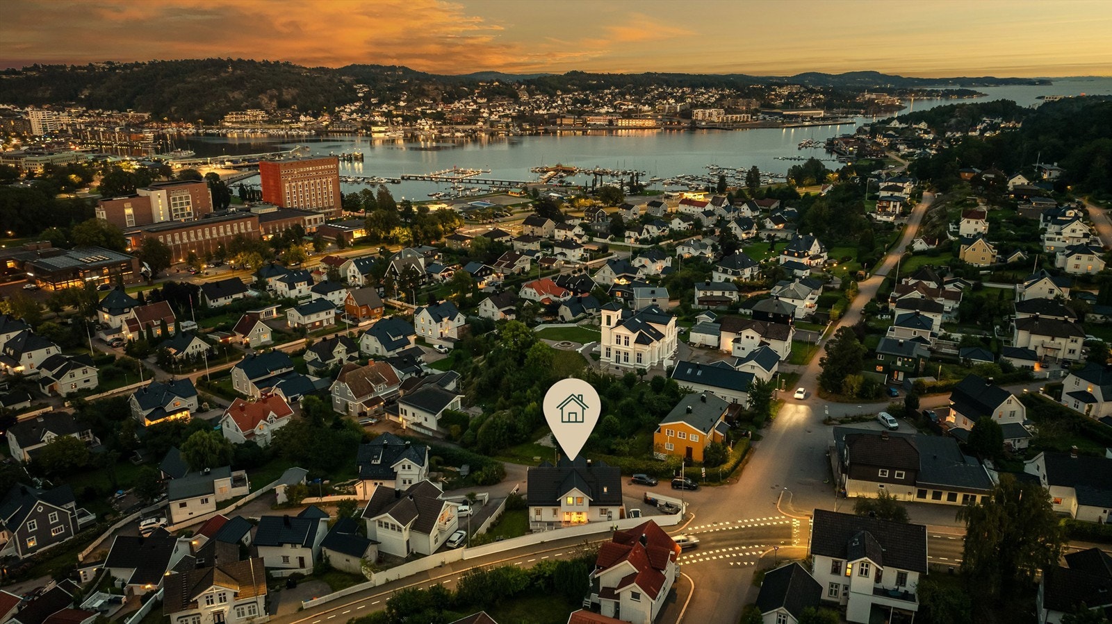 Eiendommen ligger i et eldre boligområde, samtidig som byens livlige atmosfære bare er et steinkast unna. Tomten har gode solforhold, og boligen ligger fritt og åpent til. Galleribilde