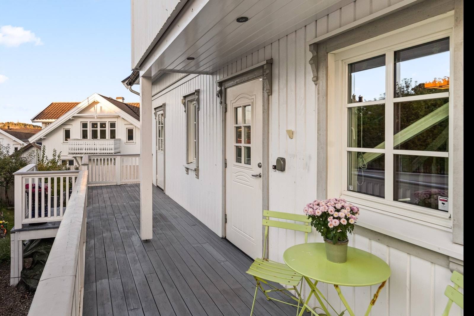 Ved inngangssiden er det opparbeidet en større terrasse - en ypperlig plass for å slappe av med en kaffekopp. Galleribilde