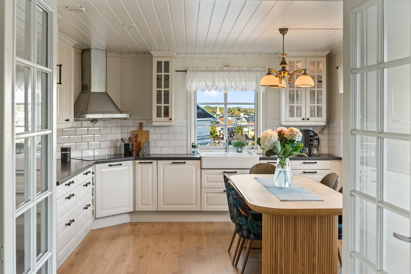 Innredningen har profilerte fronter og benkeplater av laminat. Fliser på vegg mellom benkeplate og overskap. Det er rikelig med skap og skuffer. Galleribilde