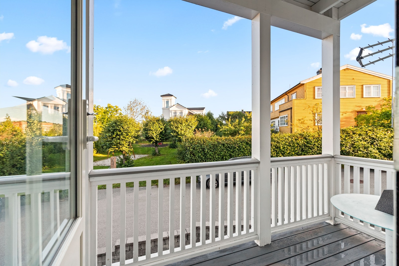 Fra både stuen i 1. etasje og loftstuen i 2. etasje er det utgang til en balkong vendt mot byen i sør. Galleribilde