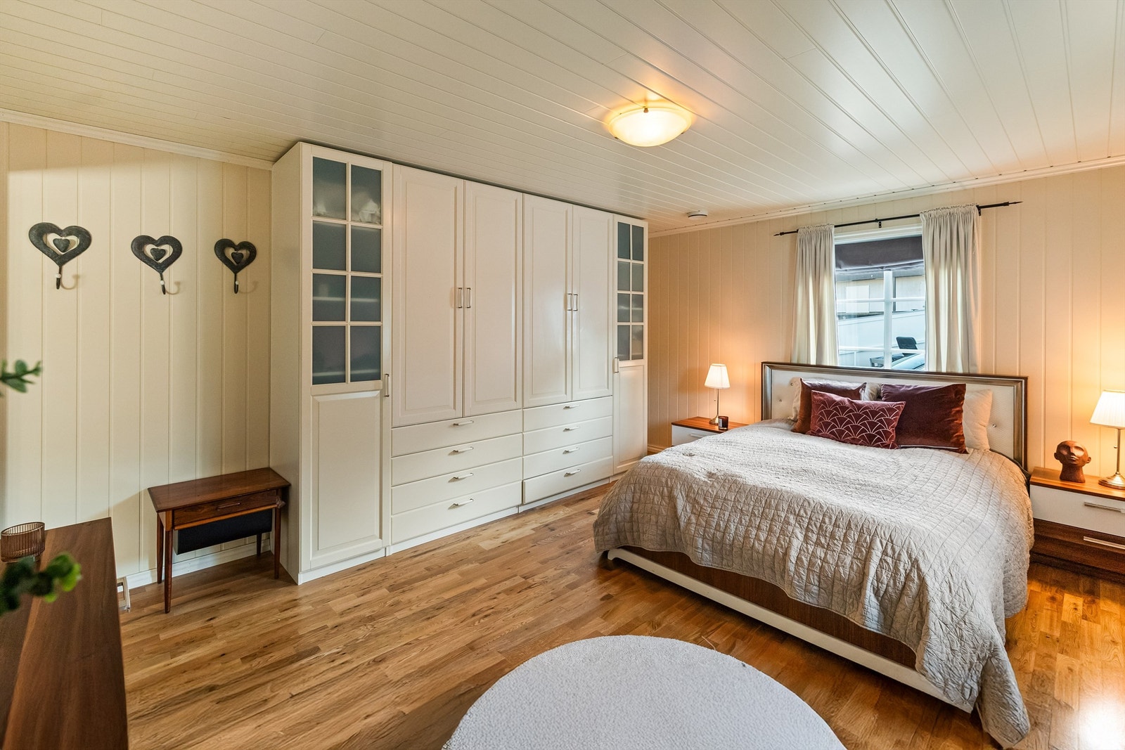 Hovedsoverommet i 1. etasje kan også med enkle grep bli en del av stuen. Galleribilde