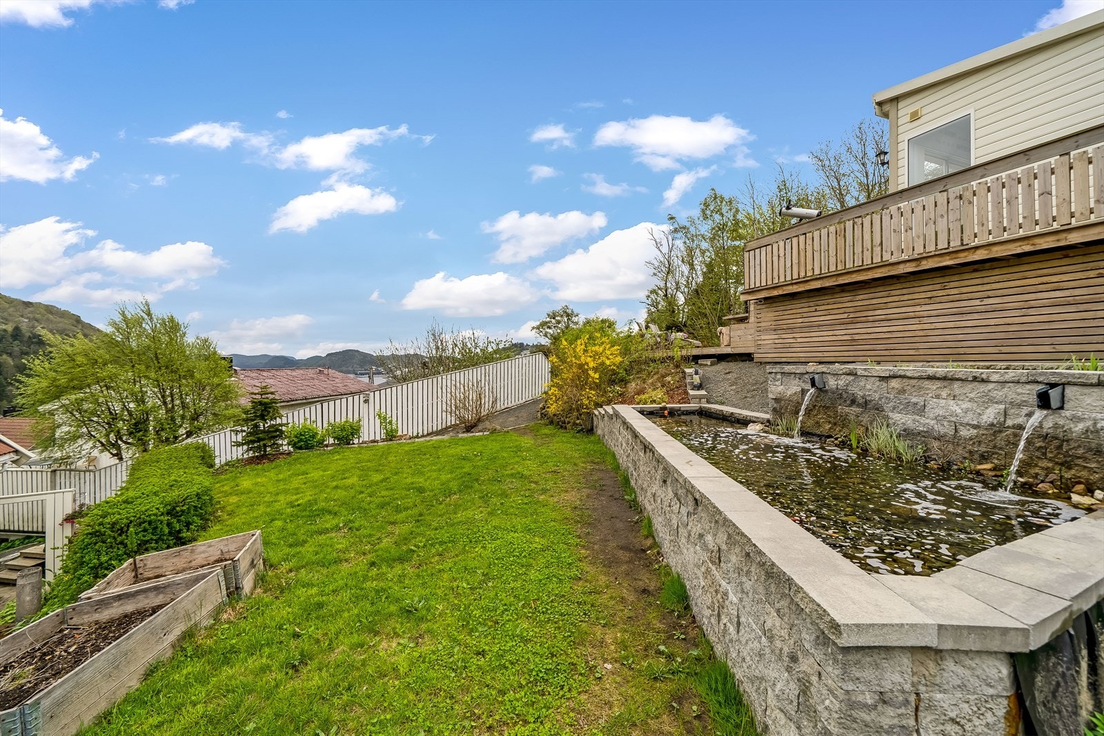 Hagedam med fiskedam. Fiskene kan medfølge om ønskelig. Galleribilde