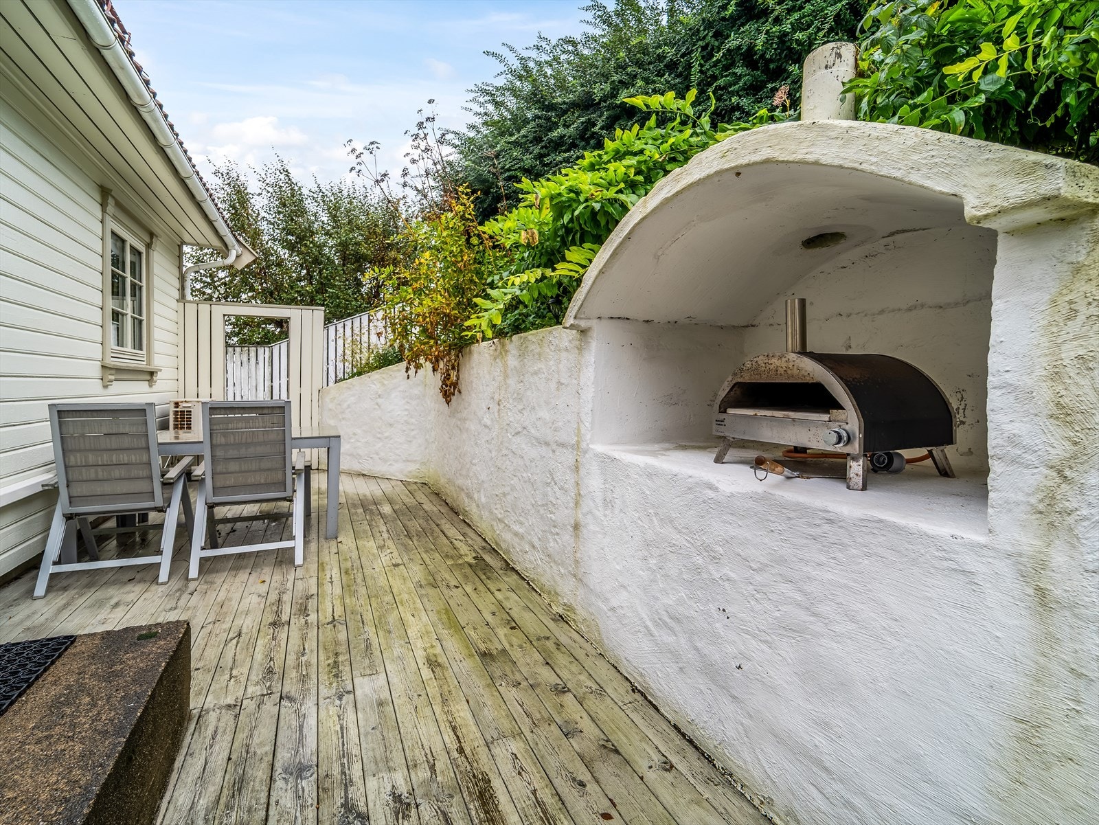 Grillplass på baksiden ved inngangspartiet. Galleribilde