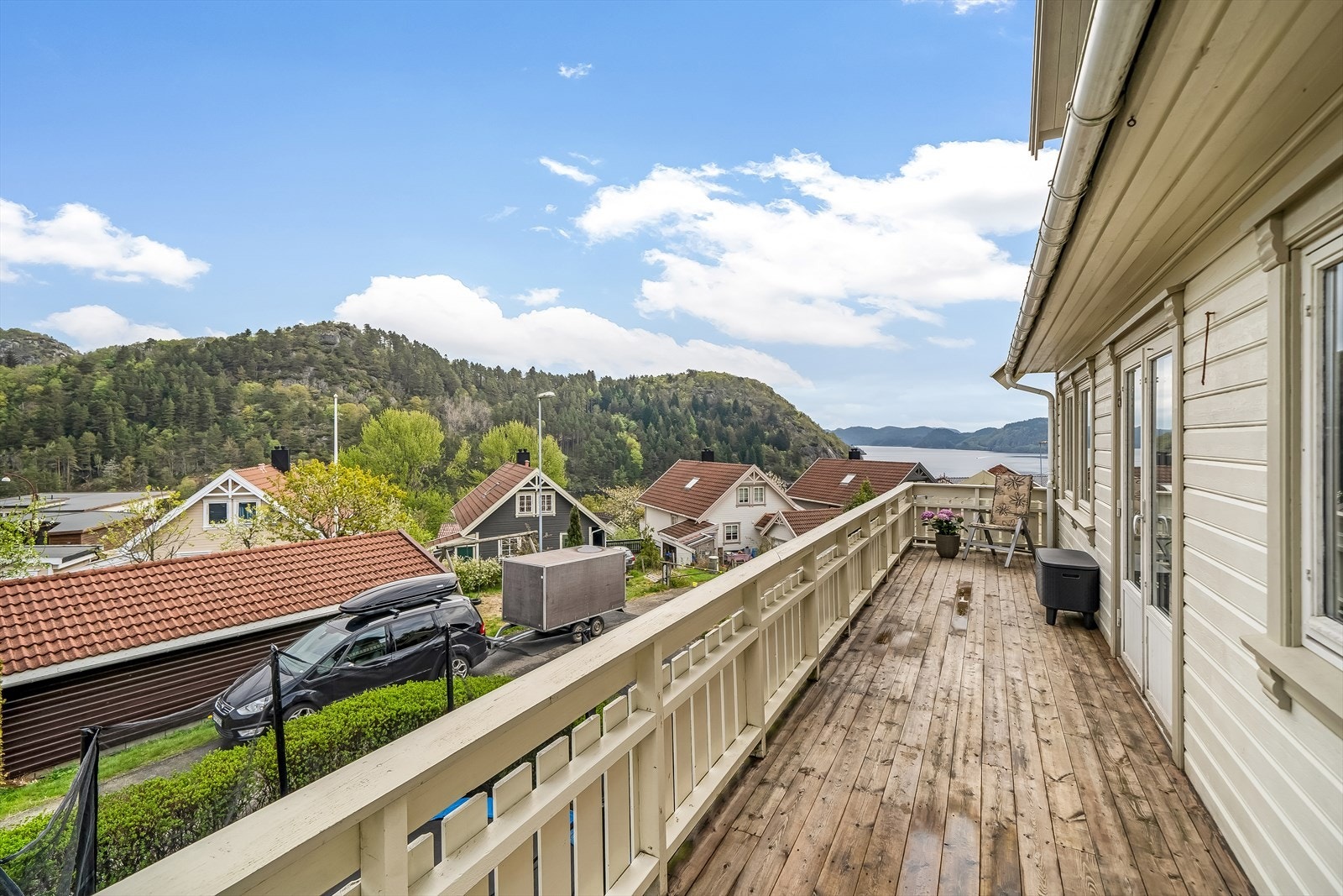 Langstrakt veranda med utsikt mot fjorden. Galleribilde
