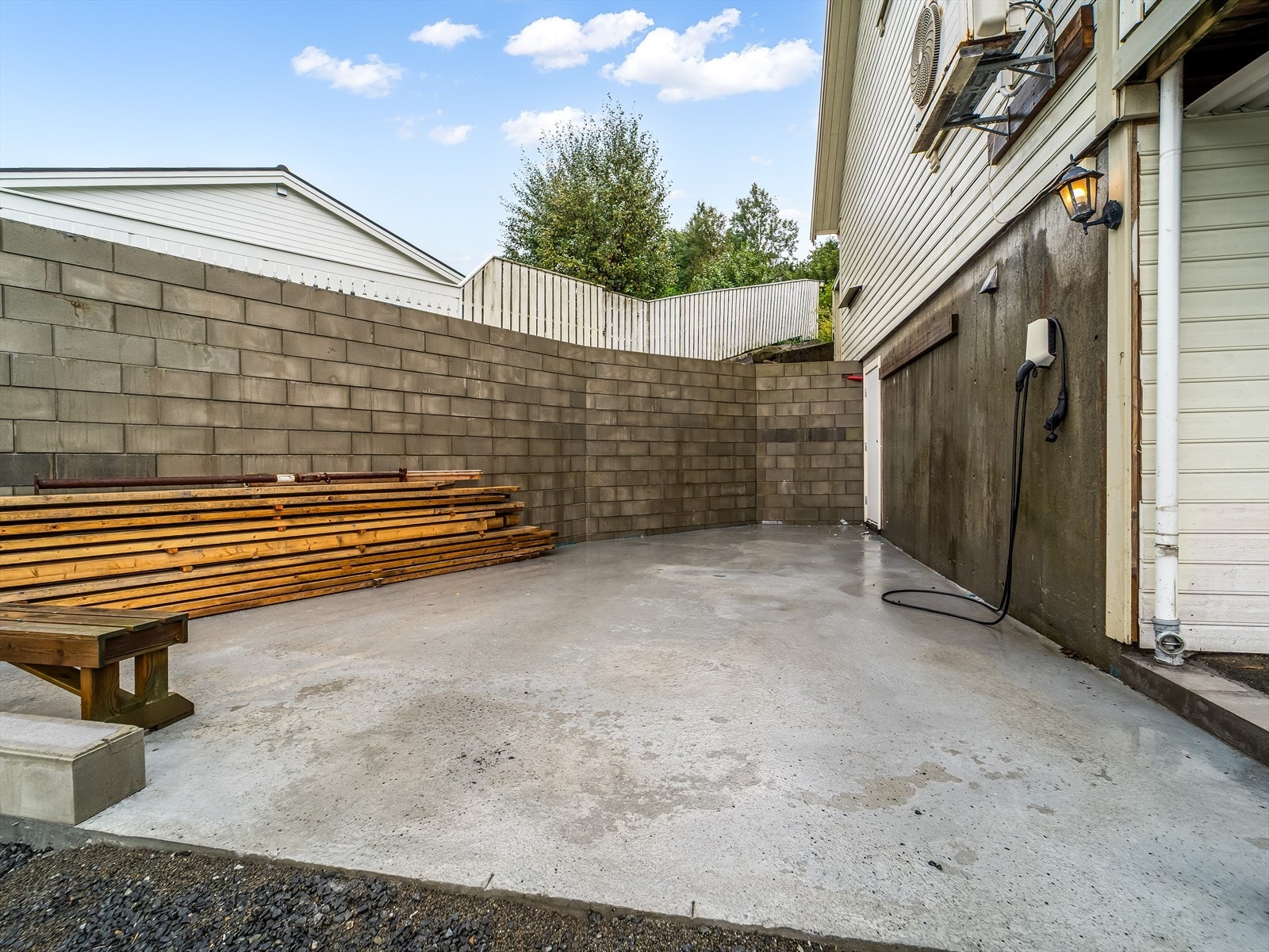 Boligen har godkjent oppføring av garasje i tilknytning til boligen med terrasse over. Tiltaket er ikke ferdigstilt. Galleribilde