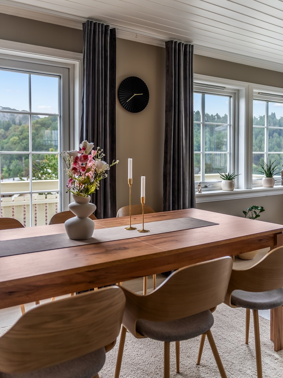 Fra stua er det utgang til en nordvendt langstrakt veranda. Galleribilde