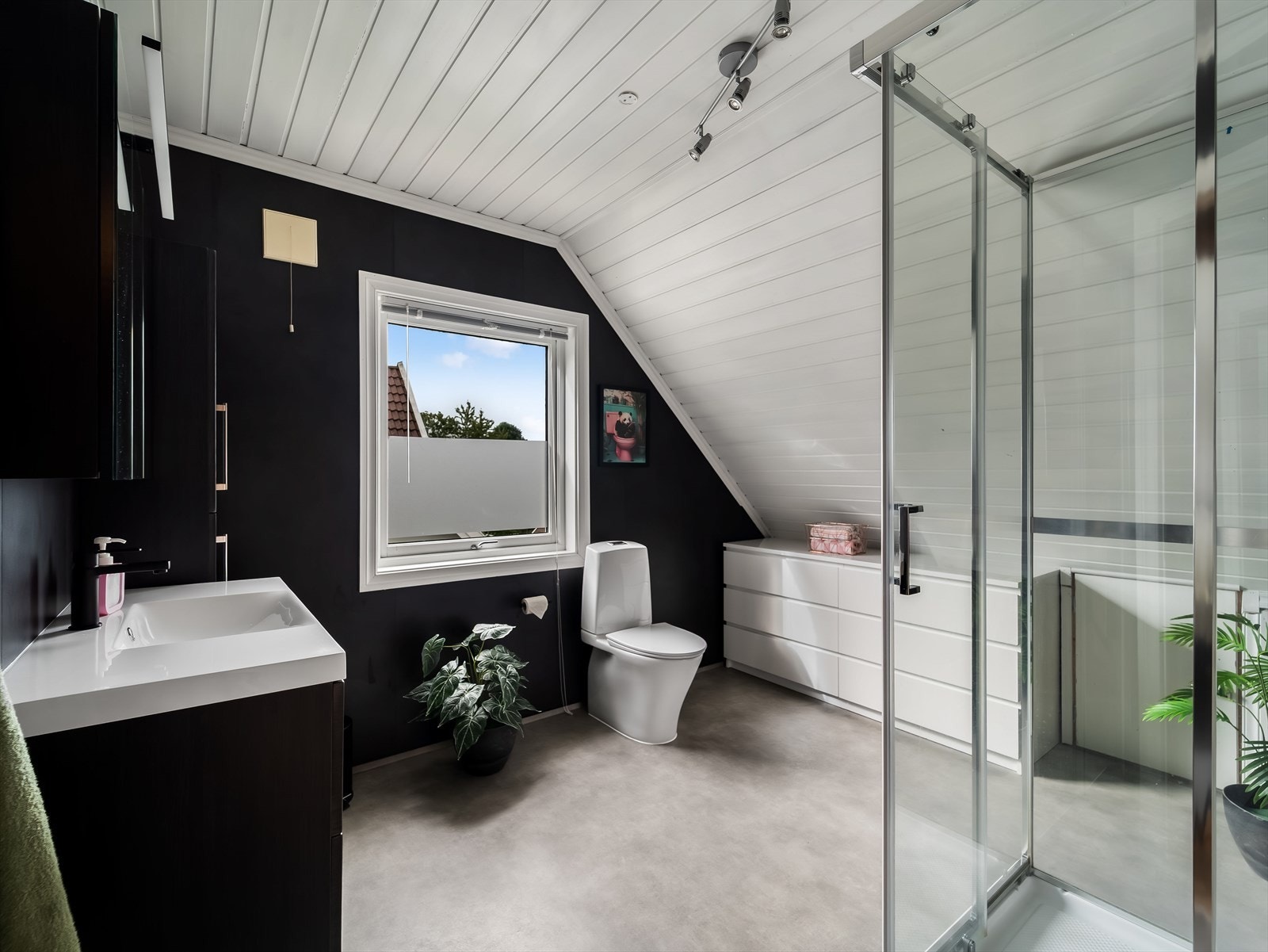 Moderne bad med pen baderomsinnredning, toalett og dusjkabinett. Galleribilde