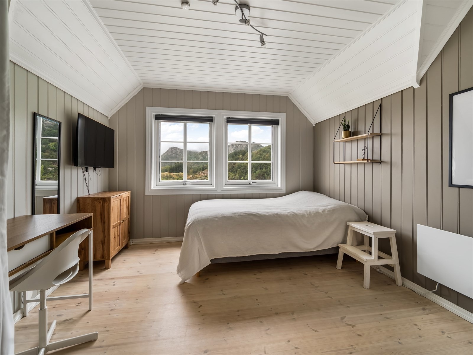 Soverom 3 av 6 ligger i boligens kvist. Galleribilde