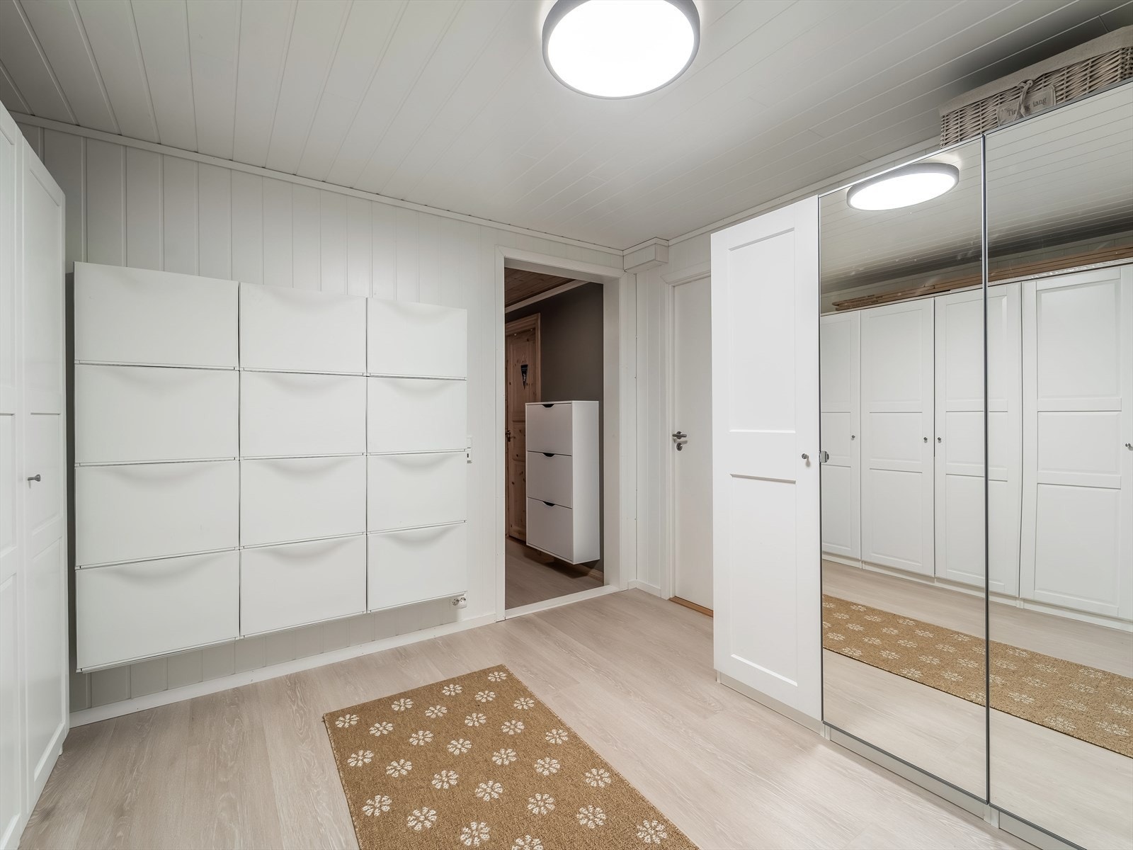 Garderoberom i underetasjen. Et praktisk rom med god lagringsplass. Galleribilde