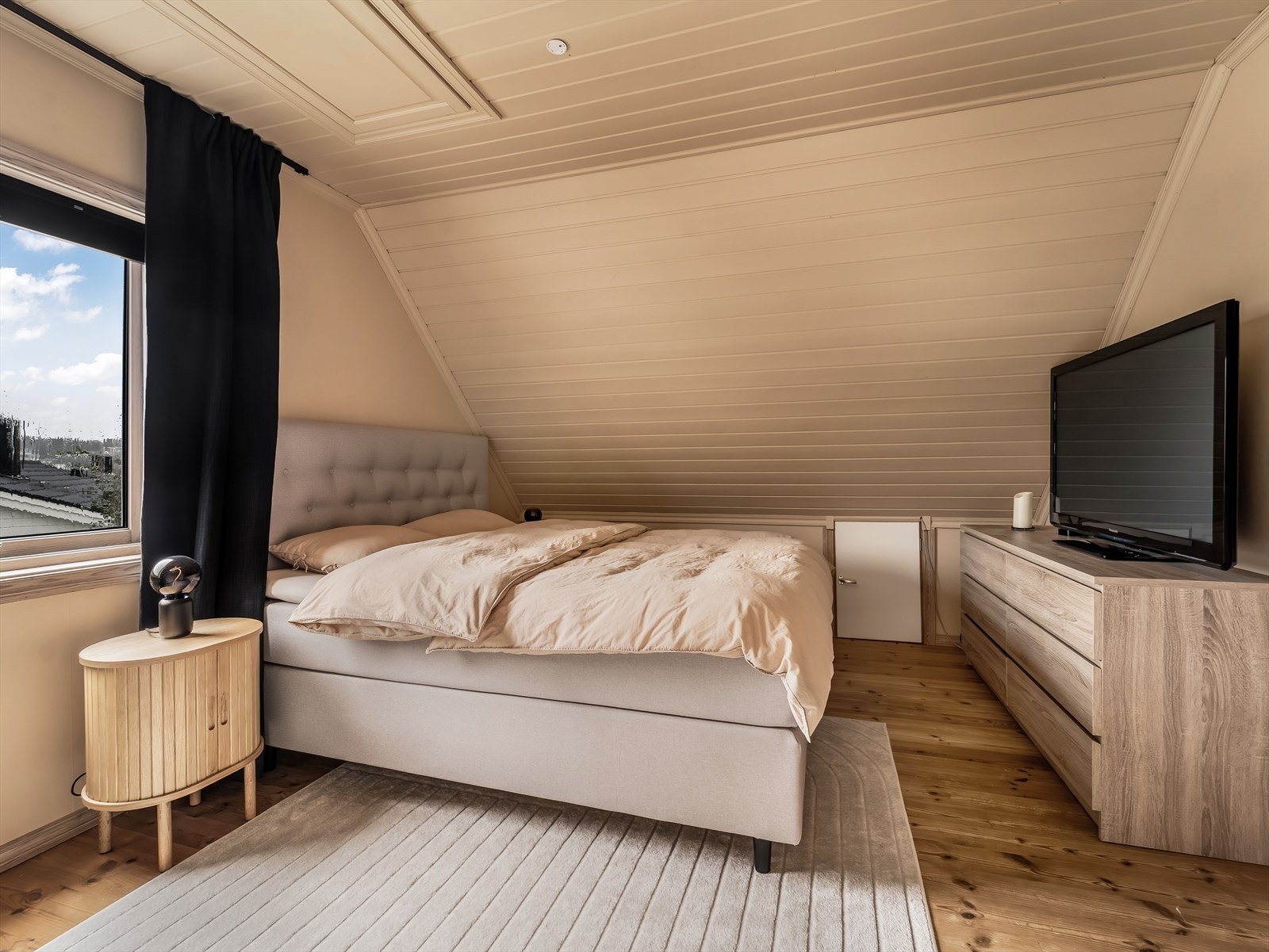 Hovedsoverommet er malt i en delikat fargetone med lik farge på vegger og tak. Galleribilde