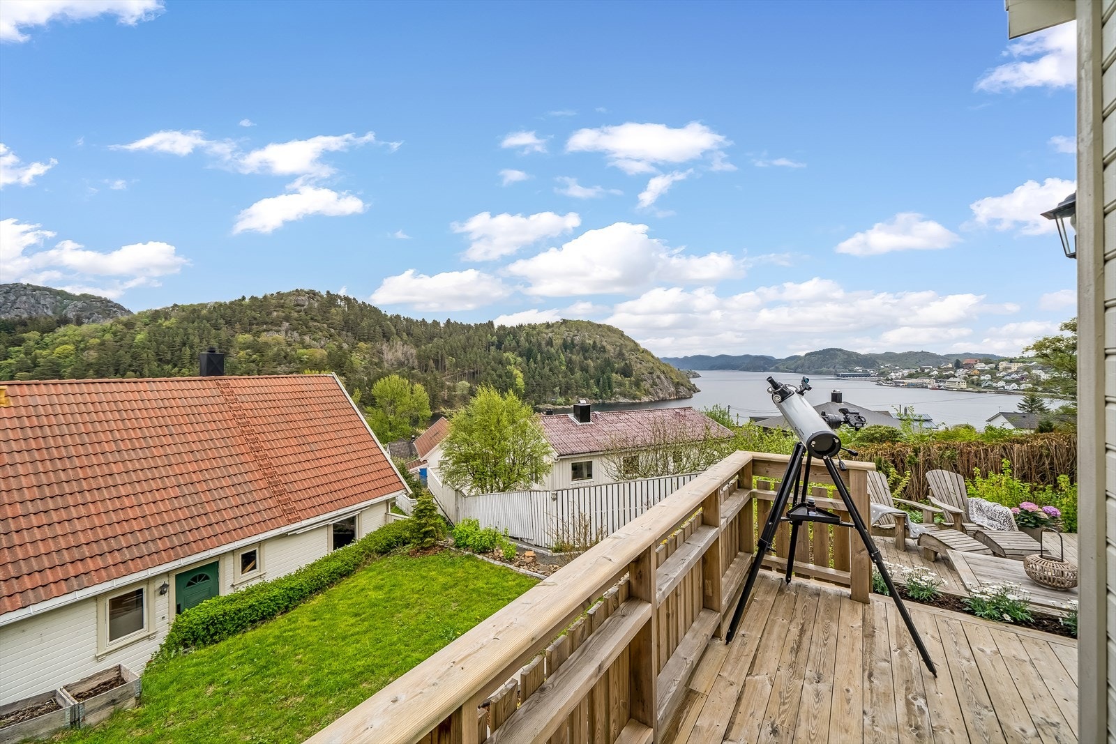 Fra hagestuen og terrassen i tilknytning kan man nyte den flotte utsikten mot fjorden. Galleribilde
