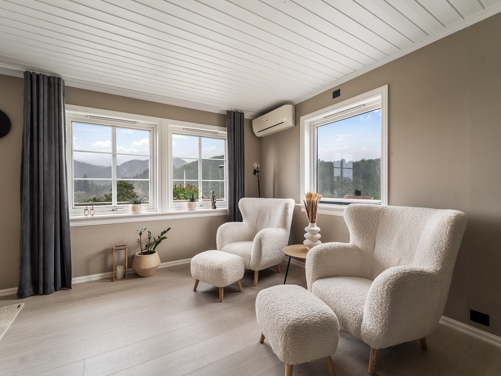 Stuen har en L-form, som gjør det mulig å møblere i soner. Galleribilde