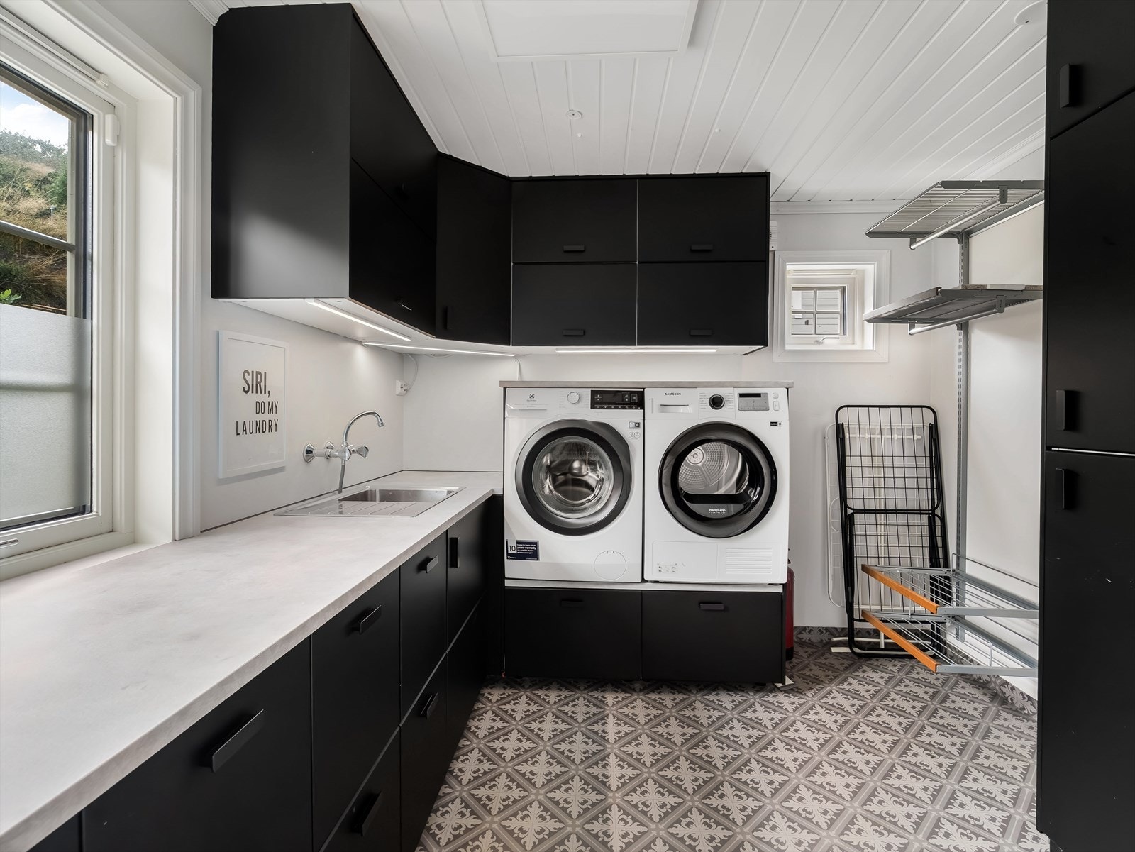 Funksjonelt vaskerom med rikelig skap- og benkeplass, samt praktisk tørkestativløsning som gir god utnyttelse av rommet. Galleribilde