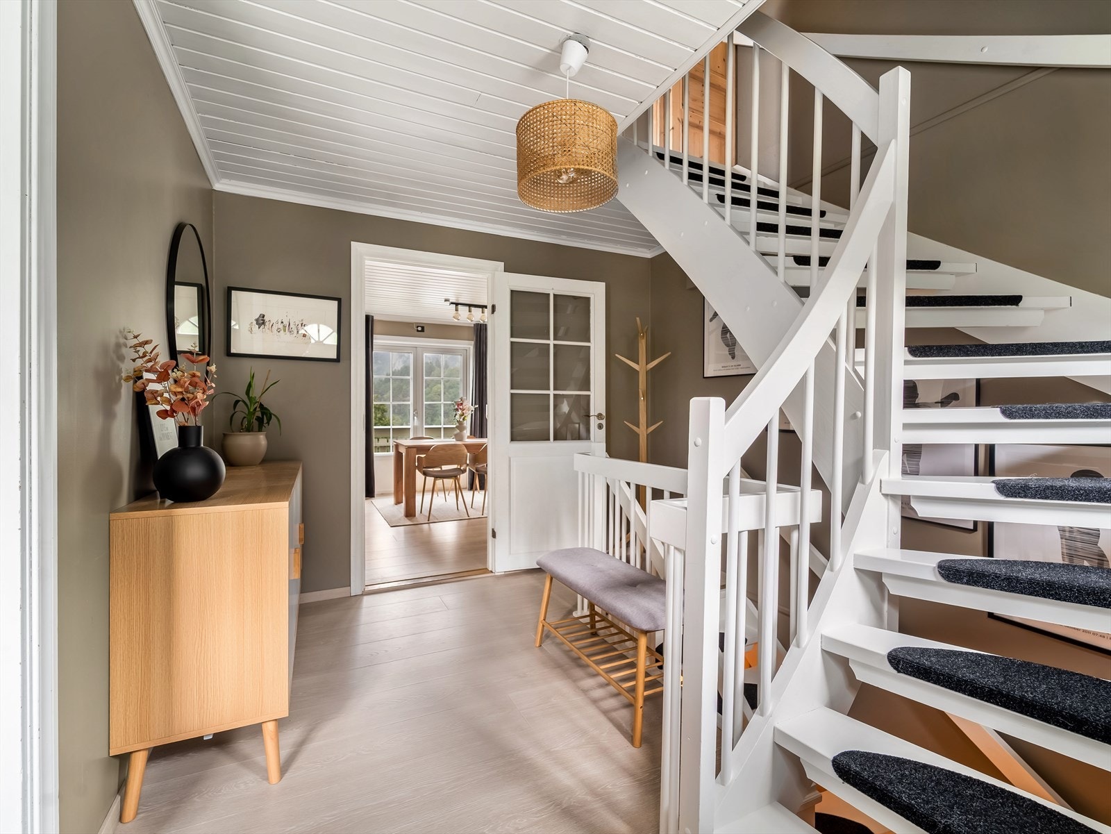 Inngangspartiet til boligen ligger i 1. etasje. En lys og trivelig gang med trapp til begge etasjer. Galleribilde