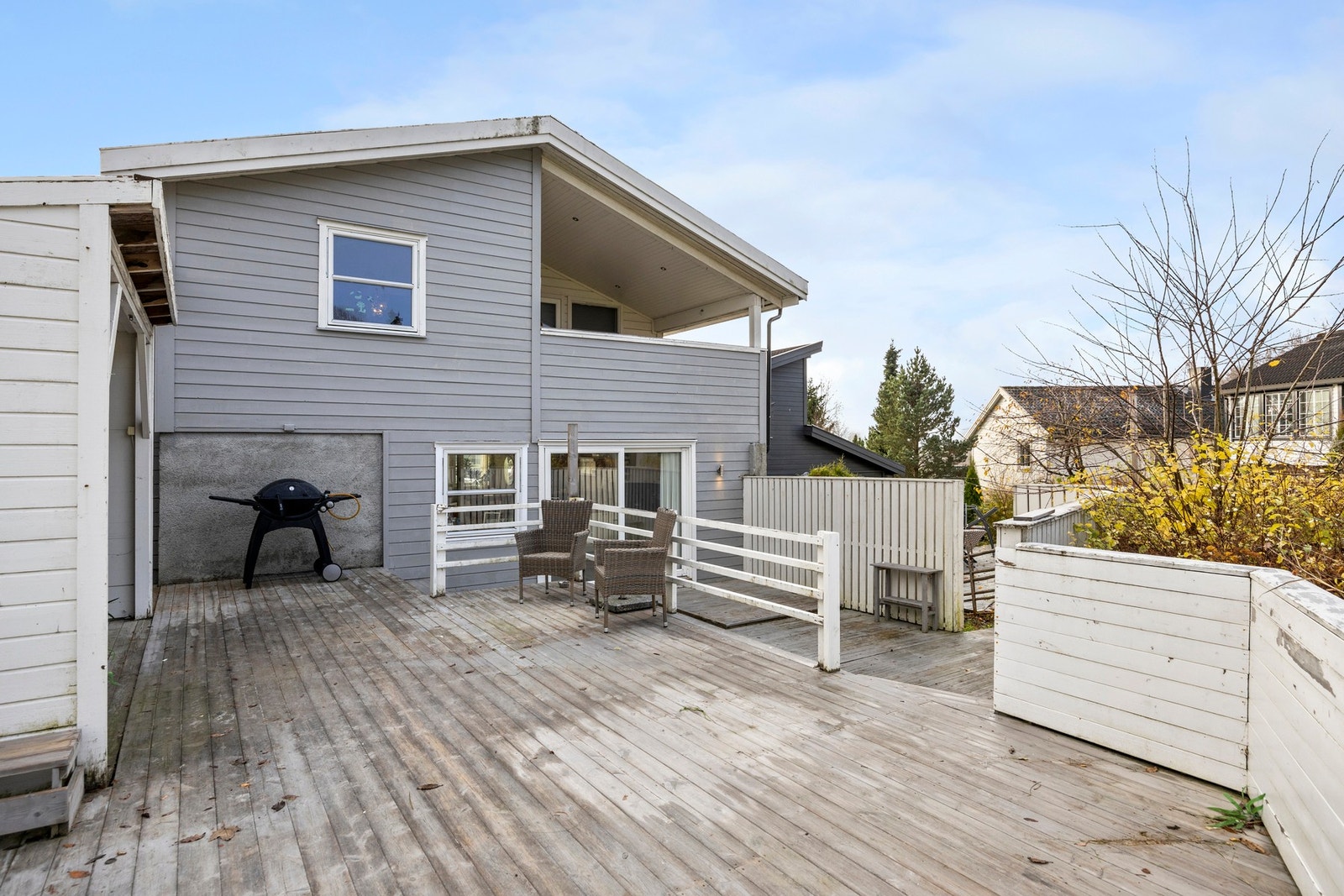 Fra kjøkkenet er det utgang til et romslig terrasseområde Galleribilde