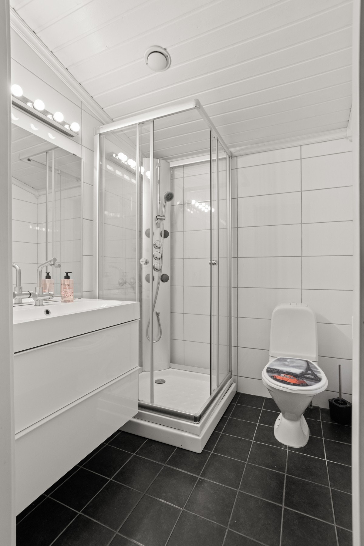 Bad - 3 kvm. Utstyrt med dusjkabinett, servantskap og toalett Galleribilde