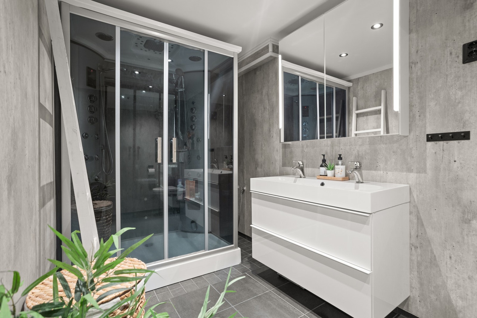 Flislagt gulv med varme. Badet er oppgradert i 2019. Galleribilde