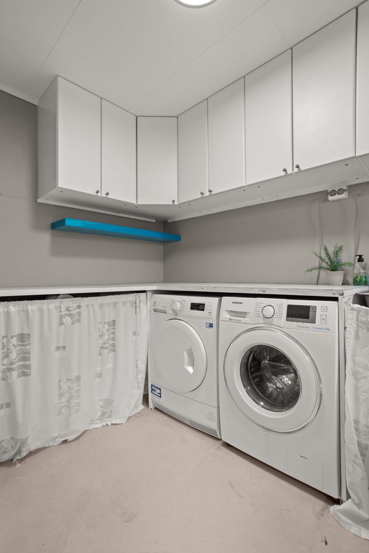 Vaskerom - 5,5 kvm. Utstyrt med praktisk innredning og opplegg for vaskemaskin Galleribilde